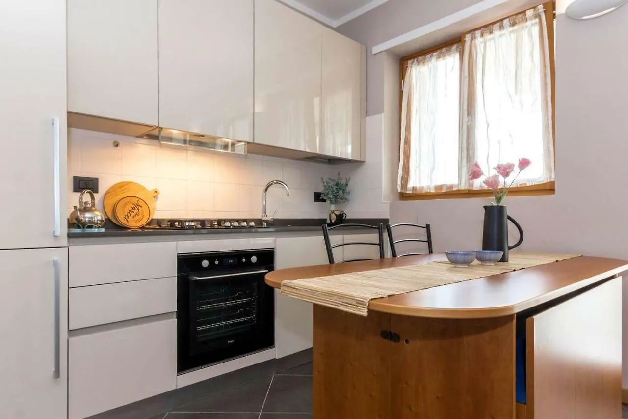 Altido Apt For 4 With Terrace In A Quiet Residential Area Milánó Apartman
